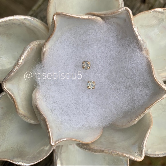 💋🆕Iridescent Facetted Mint Opal Gold Prong Studs - Picture 4 of 5